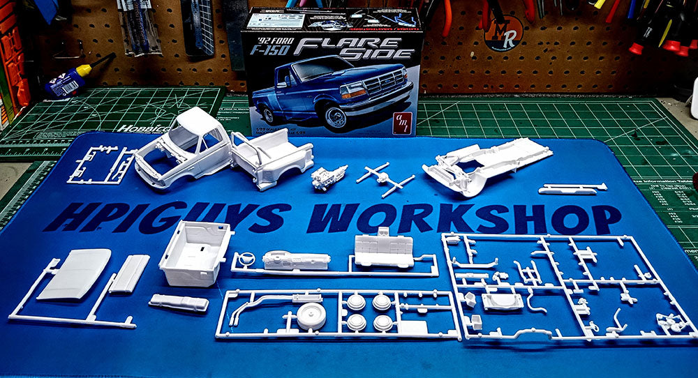 AMT 1992 Ford F-150 Flareside 1:25 Scale Model Kit