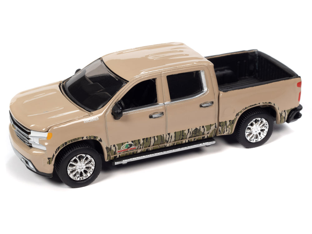 Auto World BCC Mossy Oak 2019 Chevy Silverado High Country Truck 1:64 Diecast