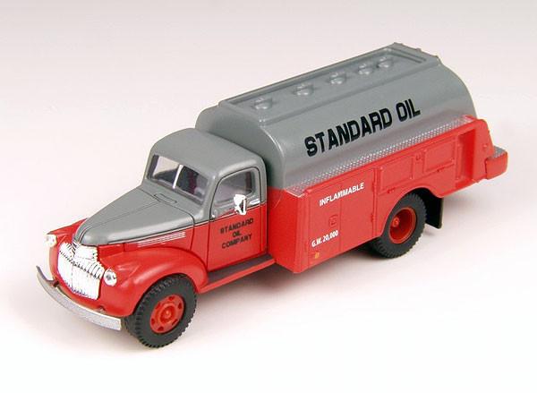 Classic Metal Works 1941-1946 Chevy Tank Truck Standard Oil 1:87 HO Scale