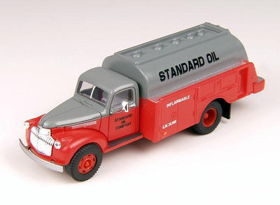 Classic Metal Works 1941-1946 Chevy Tank Truck Standard Oil 1:87 HO Scale