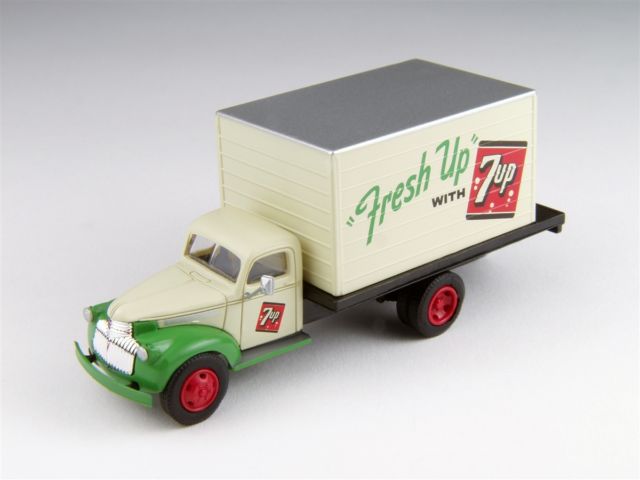 Classic Metal Works 1941-1946 Chevy Box Truck Truck 7UP 1:87 HO Scale